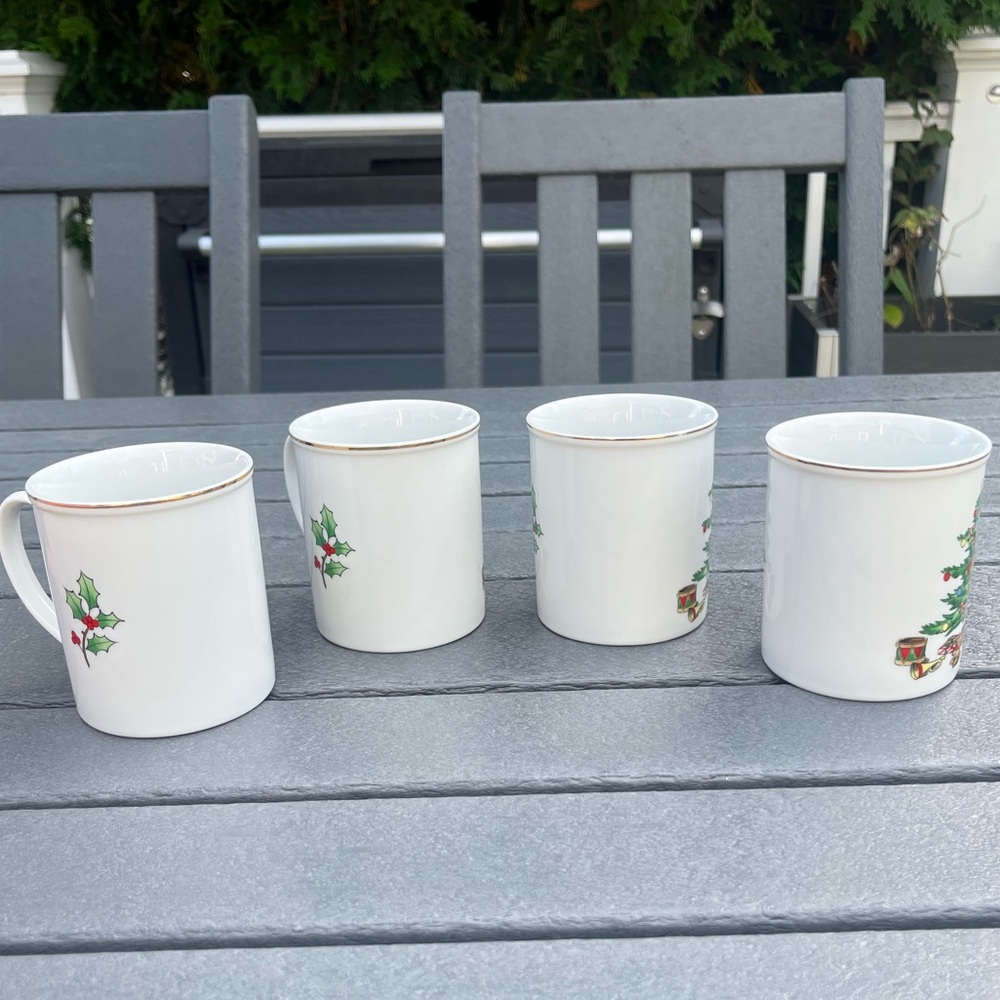 Vintage Caldor Porcelain Ware; Set of 4 Mugs; Holiday/Tree&Gifts Design; In Box